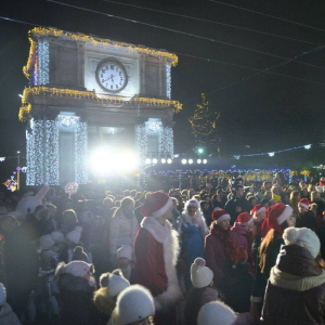 Primarul general al municipiului Chișinău, domnul Ion Ceban, împreună cu oaspeții din Piața Marii Adunări Naționale au inaugurat Cel Mai Mare și Frumos Pom și Târgul de Crăciun. Sărbători Fericite!